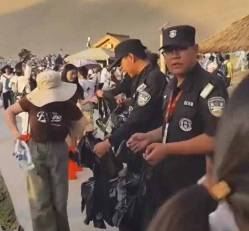 快来看（去景区捡垃圾志愿者）景区提醒游客收拾垃圾，景区送小礼品鼓励游客领垃圾袋捡垃圾：为环卫工减轻压力 之前有时清理到凌晨三四点史上最快旋转的古老星系，颠覆宇宙演化认知？，垃圾袋，