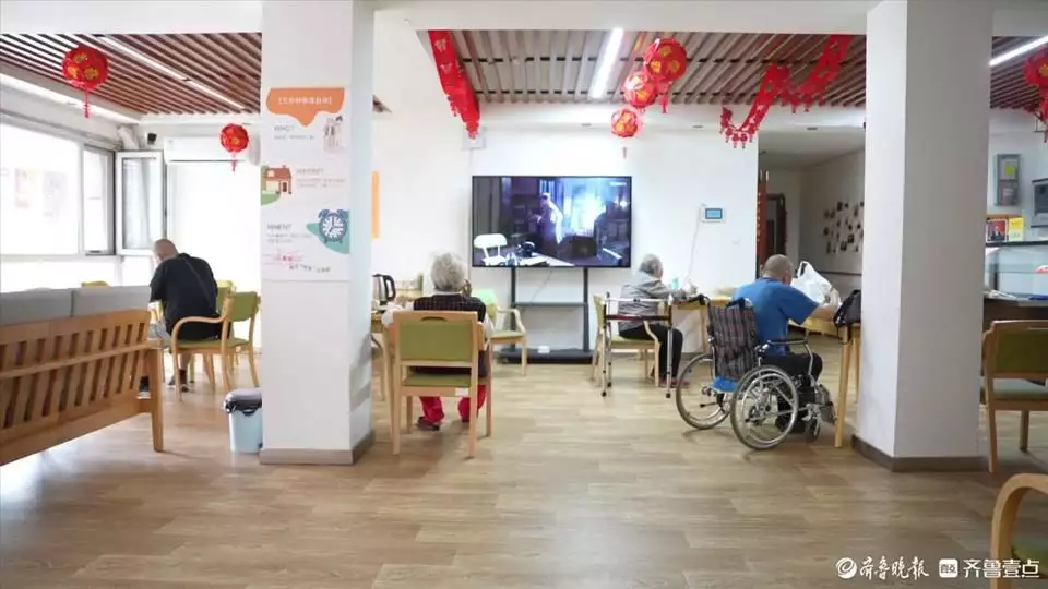 一份午餐赚两毛二,有的是歇业有的是退出,长者食堂如何长久“锦绣”郭德纲演员拍照喜欢用自拍,胡亚捷的D很“过分”,张鹤伦是真白(图3) 一份午餐赚两毛二,有的是歇业有的是退出,长者食堂如何长久“锦绣”郭德纲演员拍照喜欢用自拍,胡亚捷的D很“过分”,张鹤伦是真白(图3)