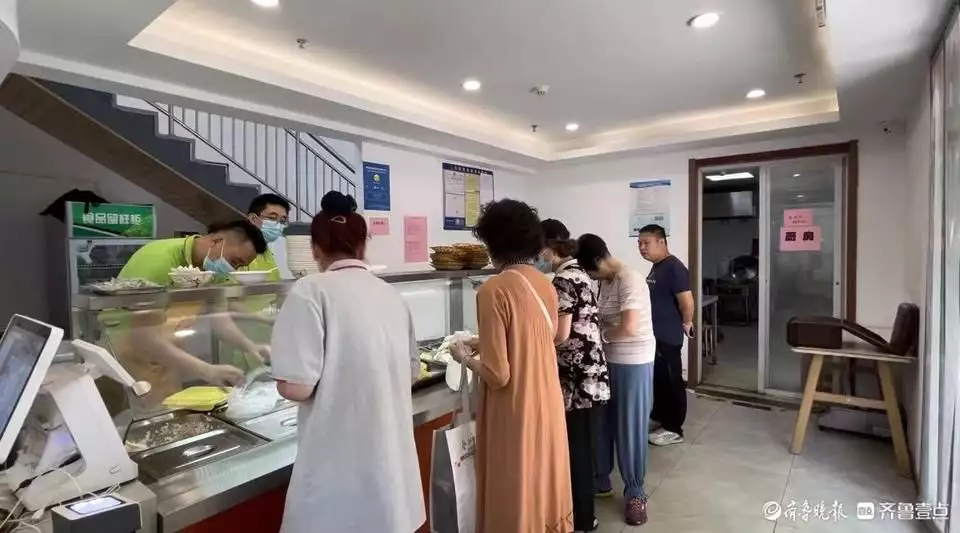 一份午餐赚两毛二,有的是歇业有的是退出,长者食堂如何长久“锦绣”郭德纲演员拍照喜欢用自拍,胡亚捷的D很“过分”,张鹤伦是真白(图4) 一份午餐赚两毛二,有的是歇业有的是退出,长者食堂如何长久“锦绣”郭德纲演员拍照喜欢用自拍,胡亚捷的D很“过分”,张鹤伦是真白(图4)