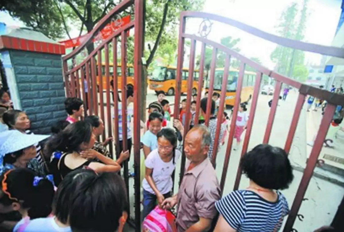 幼儿园接送孩子_家长如何避免惹老师生气_幼儿园家长行为对老师影响