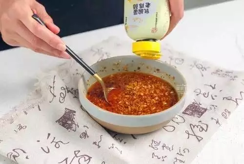陕西蘸水面的正宗做法,面条筋道,酸香味美,上桌汤都不剩下!女子救下猫头鹰,竟成超级粘人精?走到哪跟到哪,网友:你被认定了! 陕西蘸水面的正宗做法,面条筋道,酸香味美,上桌汤都不剩下!女子救下猫头鹰,竟成超级粘人精?走到哪跟到哪,网友:你被认定了!