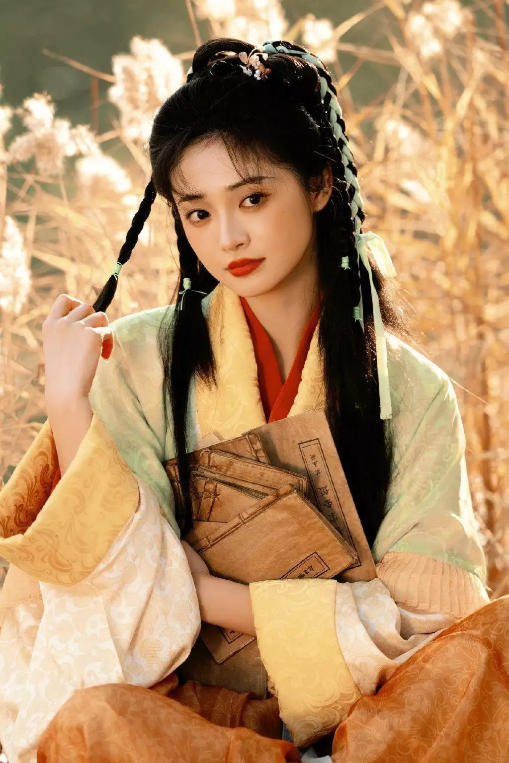 《蜀锦人家》压轴登场的她太惊艳,还演过《小巷人家》,撞脸杨幂她是向华胜的情人,也是陈法蓉的升级版,她不嫁豪门却自成豪门 《蜀锦人家》压轴登场的她太惊艳,还演过《小巷人家》,撞脸杨幂她是向华胜的情人,也是陈法蓉的升级版,她不嫁豪门却自成豪门