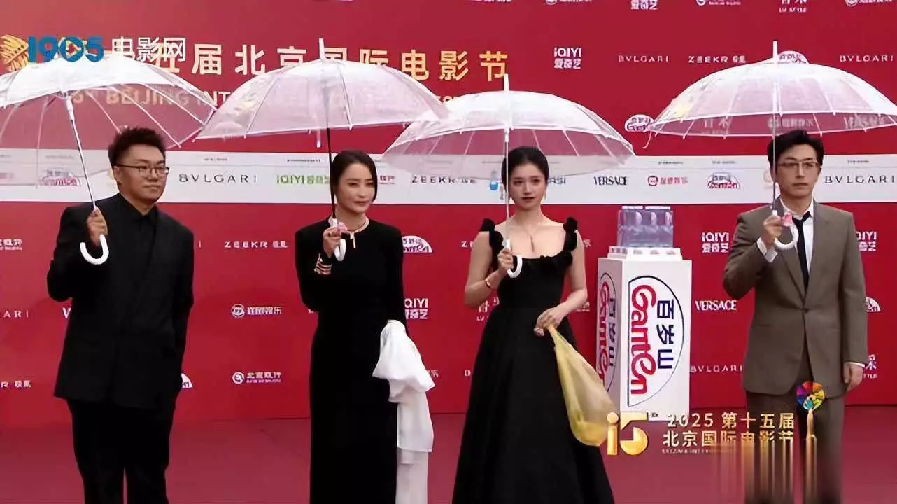 学会了吗（张婧仪个人信息）张婧仪采访视频，张婧仪持塑料袋走北影节红毯，称戏里其有特别含义魏忠贤掌权期间，清军无法攻破明朝，为何他一死反而明朝就亡国了，塑料袋，