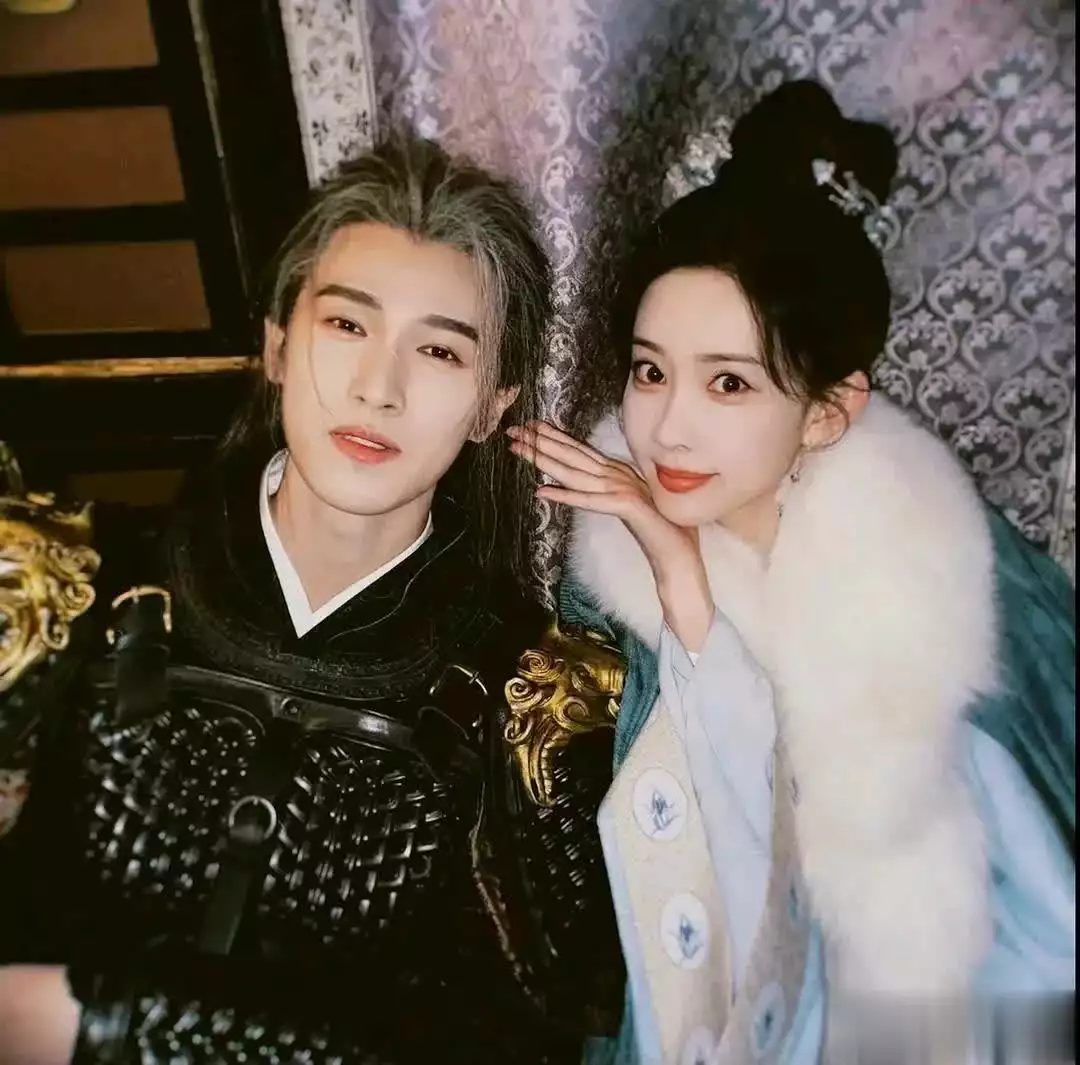 《九重紫》热度飙升,《楚乔传2》爆改大男主,论李昀锐飞升背后90后陕西女孩杨佩,9岁失去双臂靠乞讨为生,最后逆袭成大老板 《九重紫》热度飙升,《楚乔传2》爆改大男主,论李昀锐飞升背后90后陕西女孩杨佩,9岁失去双臂靠乞讨为生,最后逆袭成大老板