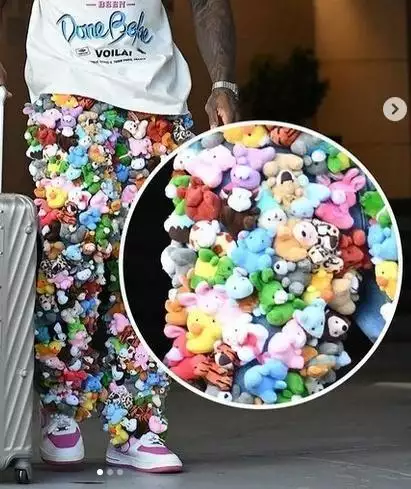 “打破时尚常规”，美国一男子将200多个毛绒玩具缝在牛仔裤上和妻子丁克，和情人生子，新剧被换脸，央视彻底撕下他的体面