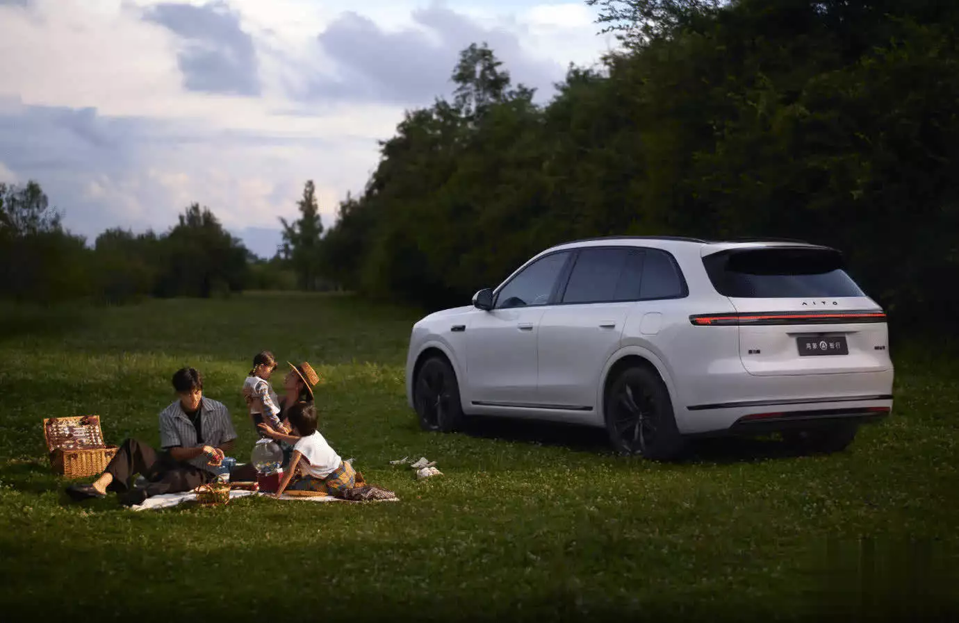 问界_全新问界M7设计语言升级_全新问界M7价格对比老款