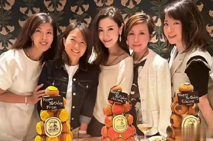 53岁李嘉欣越老越会穿，不愧“香港时尚之星”，值得中年女性借鉴一群平民冲向战场，最后几乎全军覆没，但却引发了十字军东征