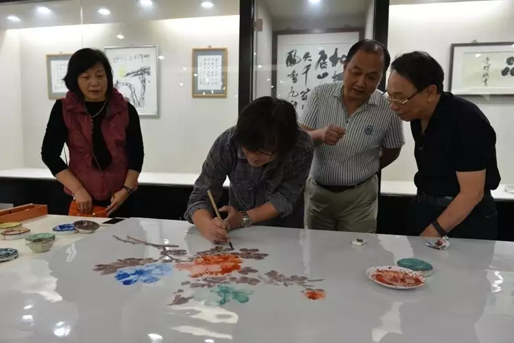 瓷画大师孙新兵:花前花后的艺术探索此人发明了一件武器,但未得到重用,是中国一大损失 瓷画大师孙新兵:花前花后的艺术探索此人发明了一件武器,但未得到重用,是中国一大损失