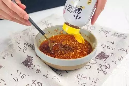陕西蘸水面的正宗做法,面条筋道,酸香味美,上桌汤都不剩下!女子救下猫头鹰,竟成超级粘人精?走到哪跟到哪,网友:你被认定了! 陕西蘸水面的正宗做法,面条筋道,酸香味美,上桌汤都不剩下!女子救下猫头鹰,竟成超级粘人精?走到哪跟到哪,网友:你被认定了!
