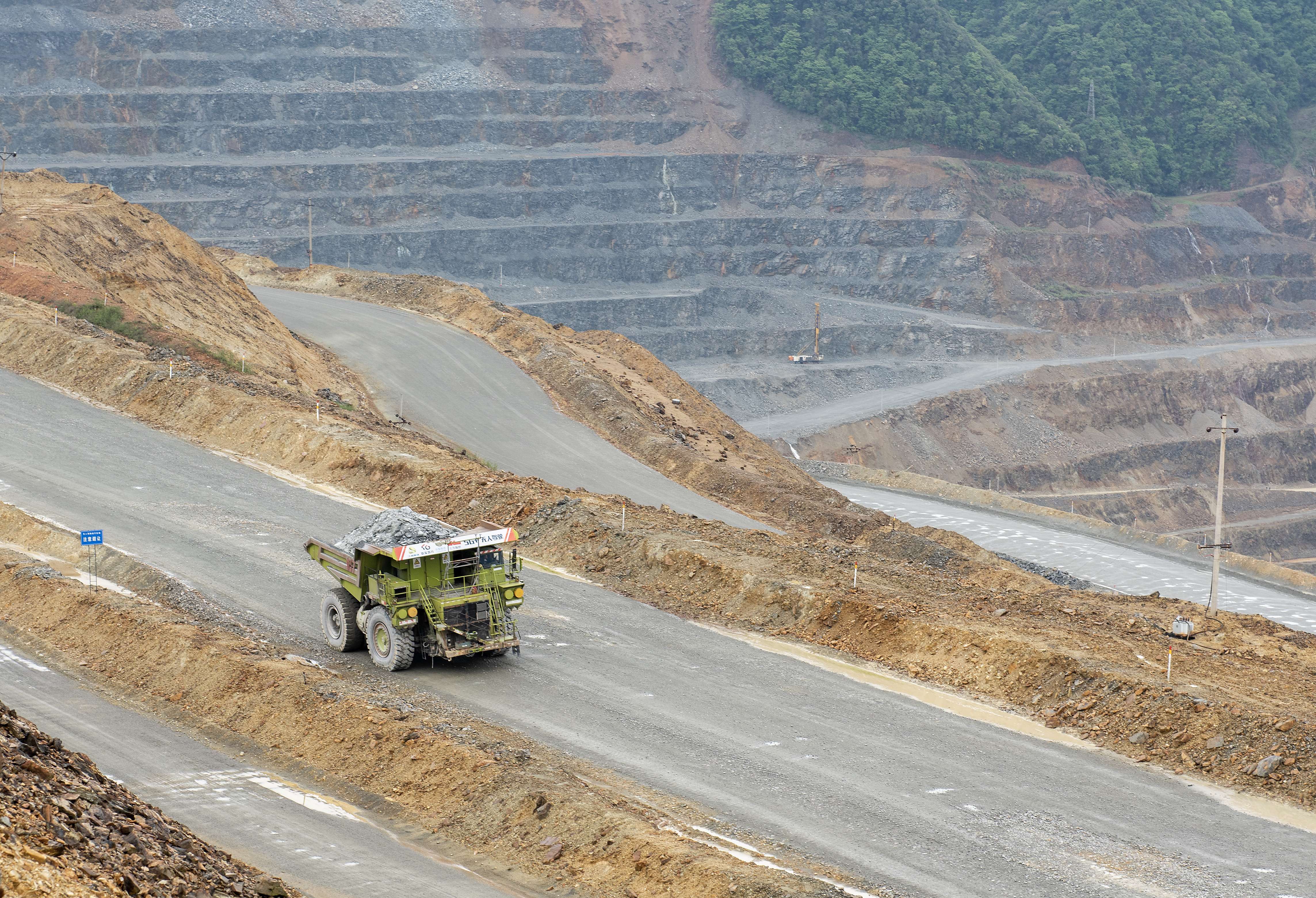4月16日，这是江西德兴铜矿采矿场作业区运行的5g无人驾驶电动轮卡车。新