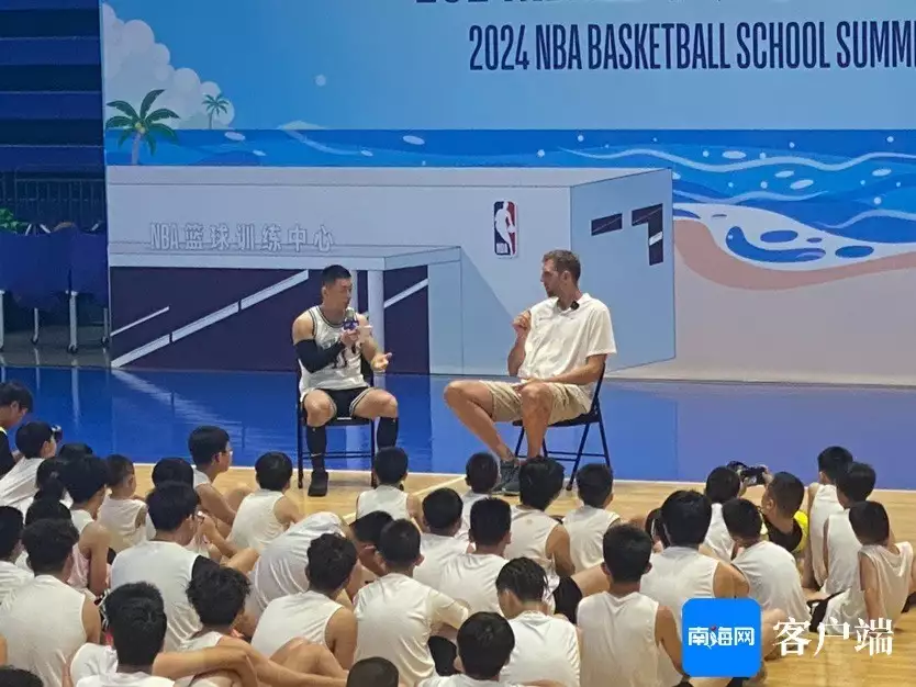 NBA传奇球星德克·诺维茨基造访海口 与小球员亲密互动播报文章