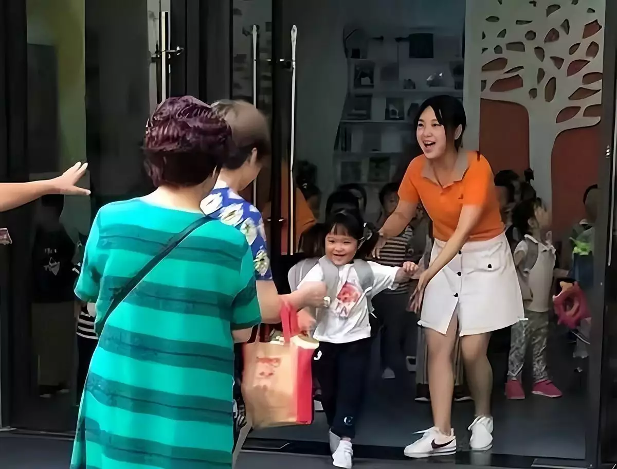 幼儿园家长行为对老师影响_家长如何避免惹老师生气_幼儿园接送孩子