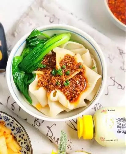 陕西蘸水面的正宗做法,面条筋道,酸香味美,上桌汤都不剩下!女子救下猫头鹰,竟成超级粘人精?走到哪跟到哪,网友:你被认定了! 陕西蘸水面的正宗做法,面条筋道,酸香味美,上桌汤都不剩下!女子救下猫头鹰,竟成超级粘人精?走到哪跟到哪,网友:你被认定了!