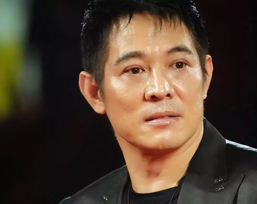 李连杰近况曝光,面色沧桑坐轮椅,向太透露手术原因:肿瘤加甲亢