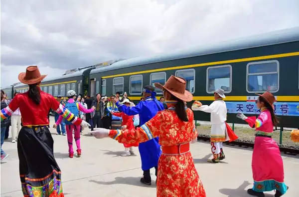 青海：“天空之镜号”便民旅游专列开行！直达茶卡盐湖景区嘎子哥谢孟伟后悔直播带货，坦言路人缘都败光了，流泪求网友原谅-第3张图片-海南百花岭热带雨林文化旅游区