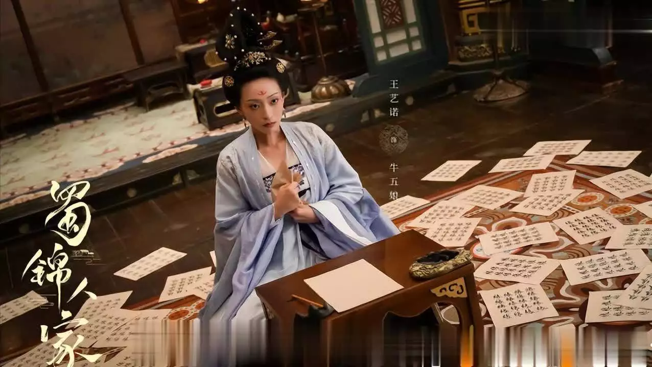 《蜀锦人家》:从80斤减重奇迹到《知否》惊艳,她的变身让人眼前一亮!韩红瘦40斤美到认不出,穿夹克配马丁靴,时髦得像变了个人 《蜀锦人家》:从80斤减重奇迹到《知否》惊艳,她的变身让人眼前一亮!韩红瘦40斤美到认不出,穿夹克配马丁靴,时髦得像变了个人