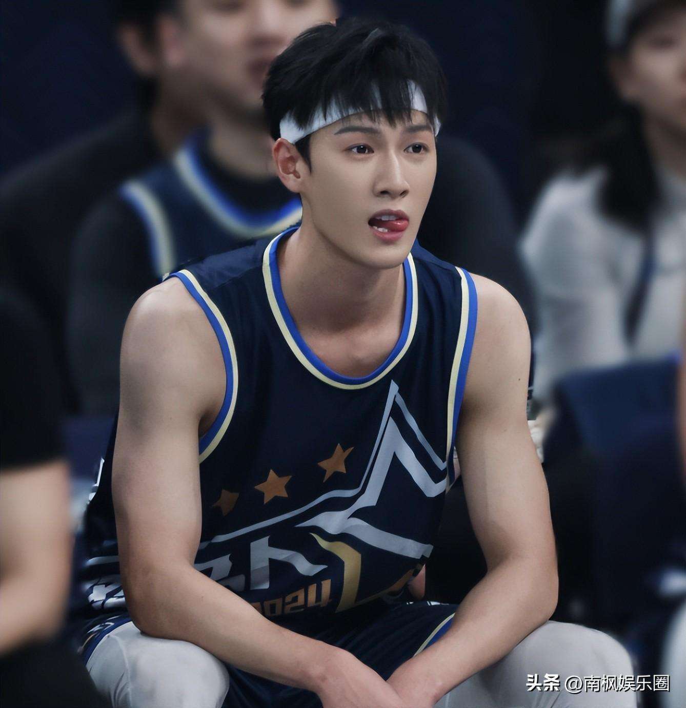 男明星的身材管理有多重要？看于适和李钧锐的同框照就知道了