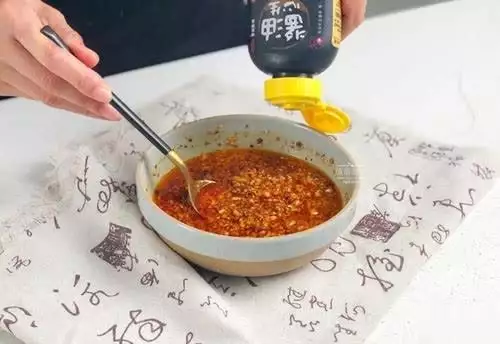 陕西蘸水面的正宗做法,面条筋道,酸香味美,上桌汤都不剩下!女子救下猫头鹰,竟成超级粘人精?走到哪跟到哪,网友:你被认定了! 陕西蘸水面的正宗做法,面条筋道,酸香味美,上桌汤都不剩下!女子救下猫头鹰,竟成超级粘人精?走到哪跟到哪,网友:你被认定了!