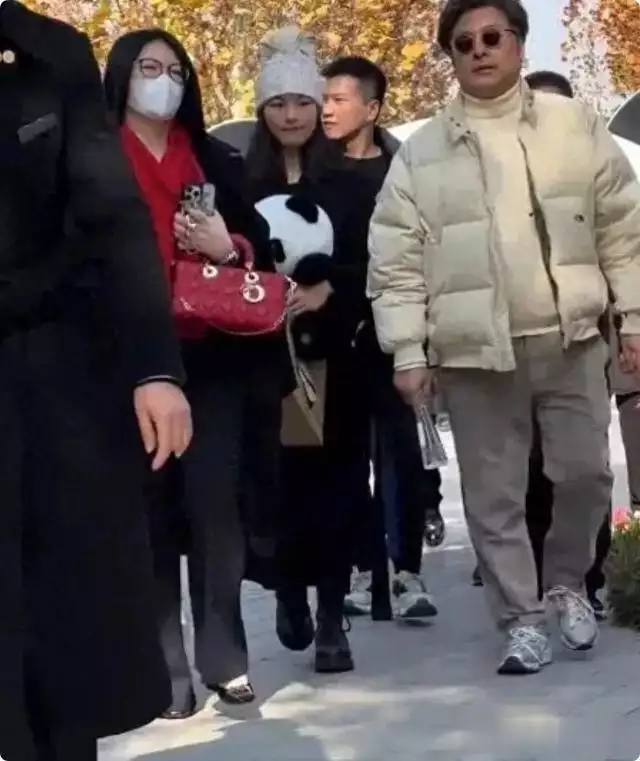 李湘王岳伦带王诗龄游玩,一家三口罕见合体,生图状态引热议脚踹劈腿老公后翻倍搞钱喜提癌症康复,黄圣依是她的反义词吧… 李湘王岳伦带王诗龄游玩,一家三口罕见合体,生图状态引热议脚踹劈腿老公后翻倍搞钱喜提癌症康复,黄圣依是她的反义词吧…