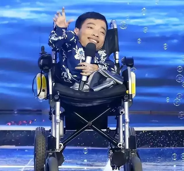 回顾广东小伙子李TNUMBERETDATE:体格80厘米坐推车赚上亿,连娶三任美妻当年红遍网络回家了的犀利哥如今又开始了流浪者(图3) 回顾广东小伙子李TNUMBERETDATE:体格80厘米坐推车赚上亿,连娶三任美妻当年红遍网络回家了的犀利哥如今又开始了流浪者(图3)