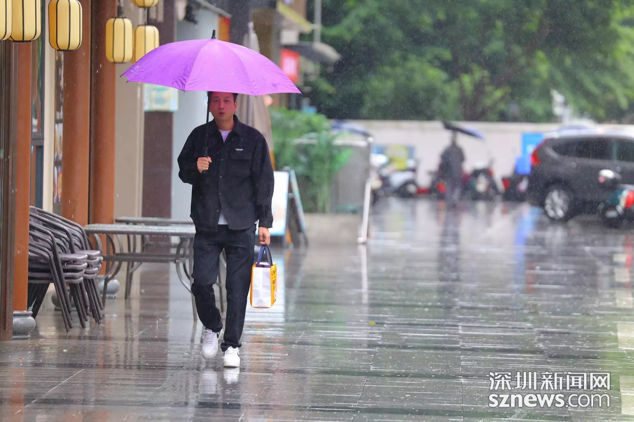 （组图）终于降温了！下雨天，深圳人启动秋装模式