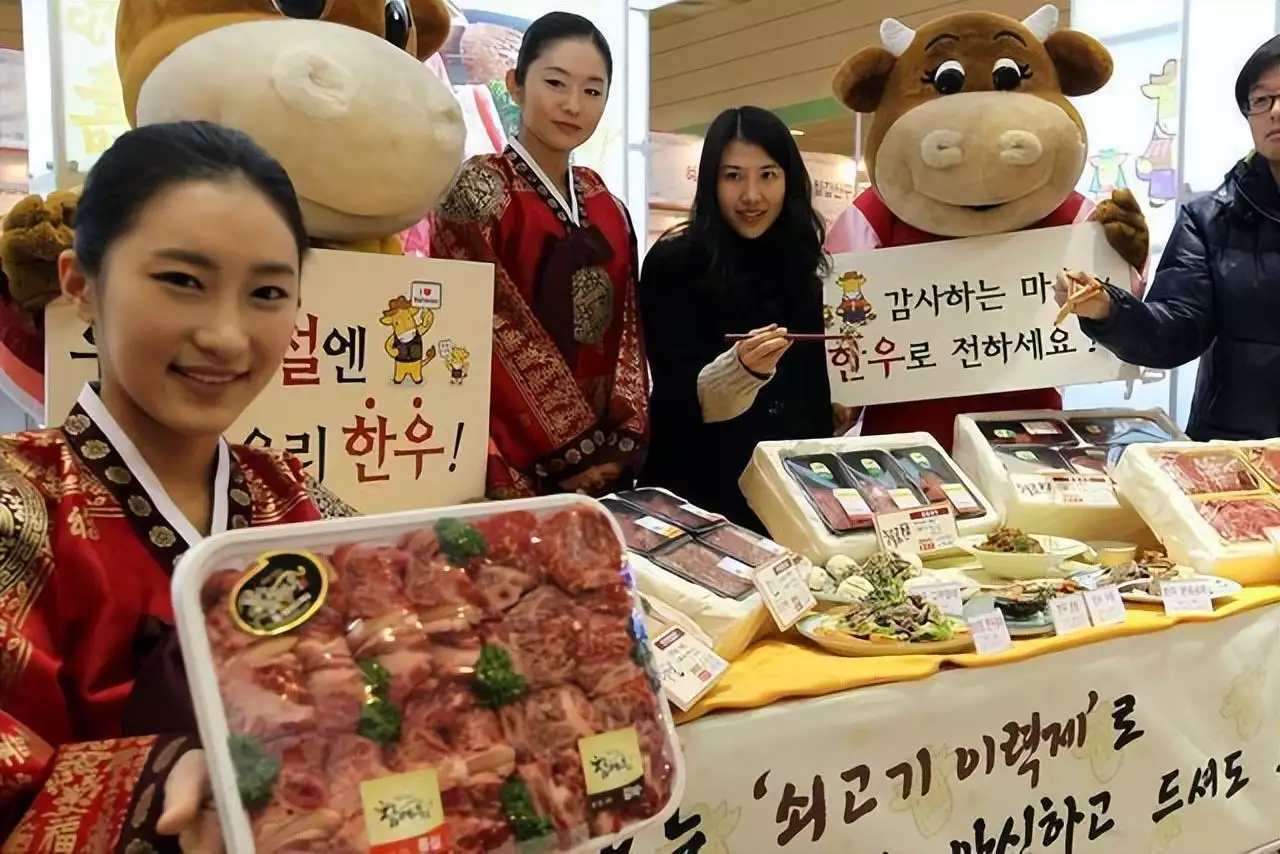 食堂如草场，“发达国家”韩国在吃肉上为何真就比不过中国？韦东奕上课照片走红，新发型吸睛，网友：板书真漂亮，可惜看不懂-第8张图片-福建名茶