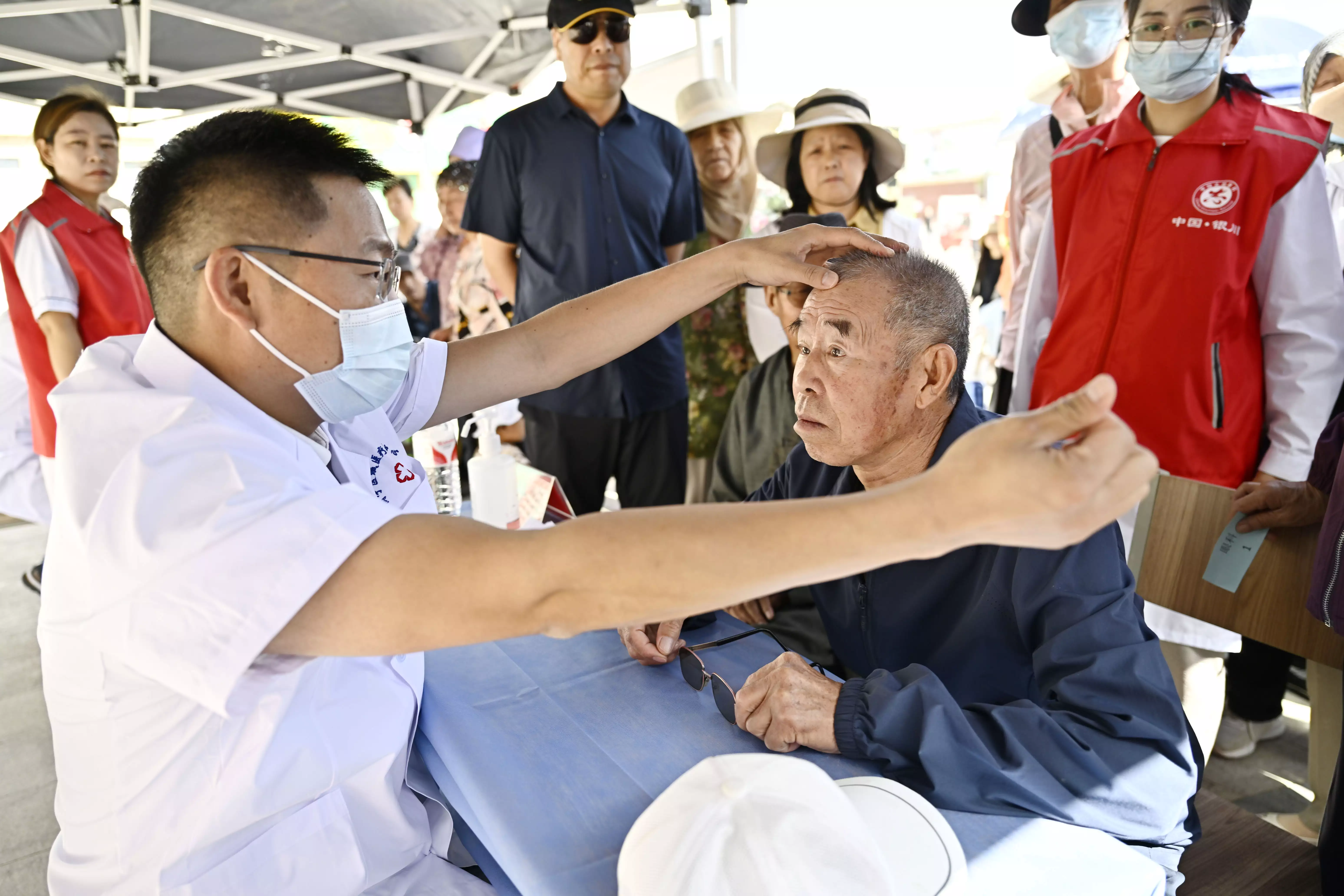 宁夏闽宁镇：家门口来了“大专家”郎朗老婆吉娜，丰美身材惹人羡，网友：这才是真女神（神经外科与内科区别）宁夏闽宁镇现在和过去对比的照片，