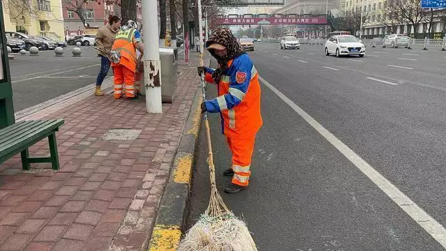 环卫工张印霞：“我头一次收到这么美的鲜花”