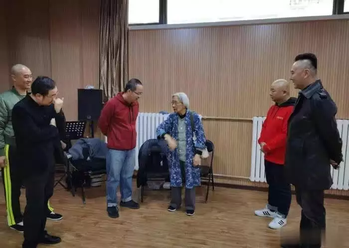 95岁老戏骨李滨病逝,曾出演《建国大业》,三年前最后露面曝光大S被爆已抛出橄榄枝请婆婆来台过春节,这一次具俊晔会回来吗? 95岁老戏骨李滨病逝,曾出演《建国大业》,三年前最后露面曝光大S被爆已抛出橄榄枝请婆婆来台过春节,这一次具俊晔会回来吗?
