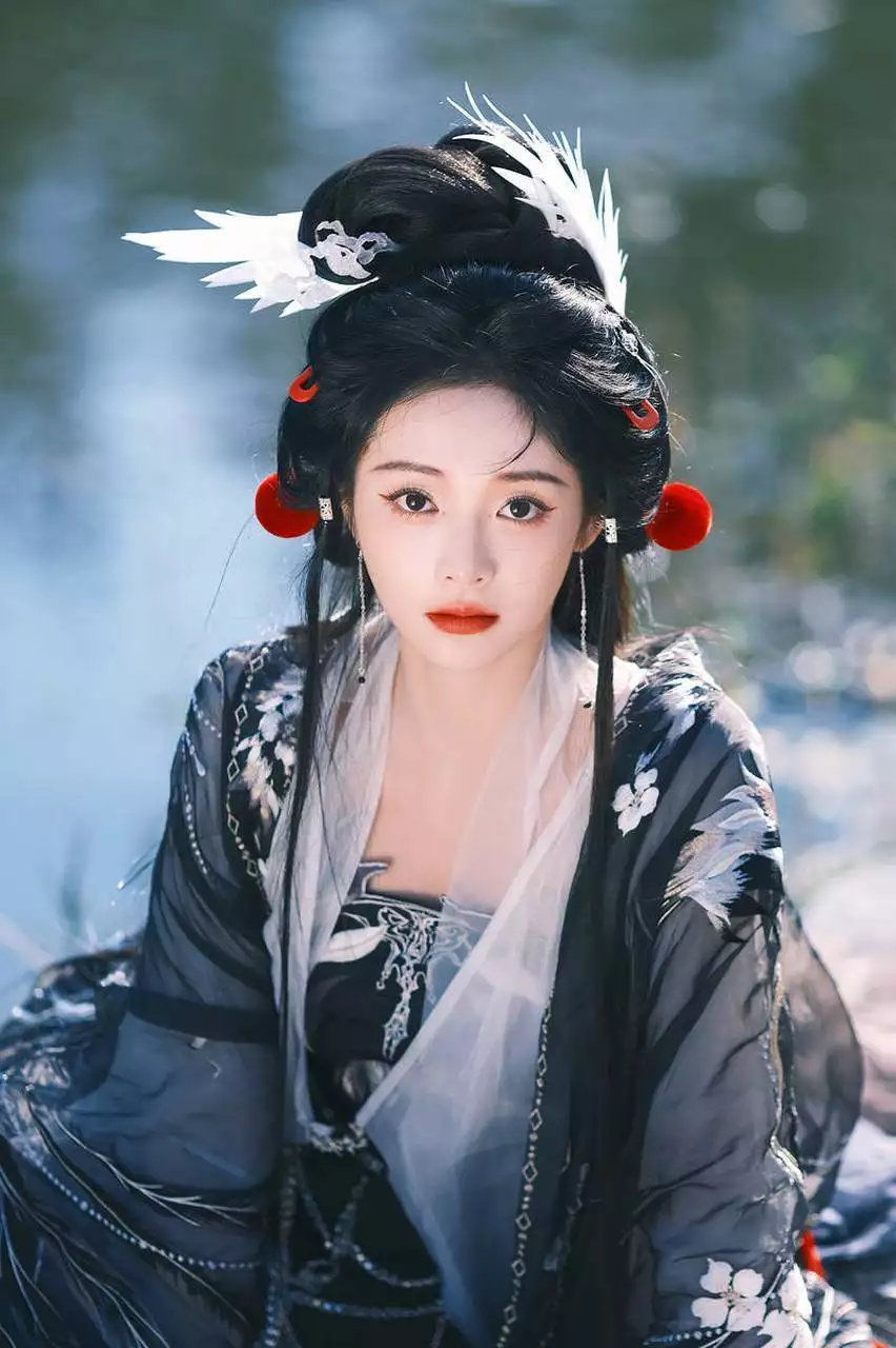 《蜀锦人家》压轴登场的她太惊艳,还演过《小巷人家》,撞脸杨幂她是向华胜的情人,也是陈法蓉的升级版,她不嫁豪门却自成豪门 《蜀锦人家》压轴登场的她太惊艳,还演过《小巷人家》,撞脸杨幂她是向华胜的情人,也是陈法蓉的升级版,她不嫁豪门却自成豪门