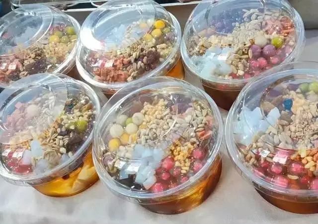 30岁血癌小伙子，靠“一杯年糕”过活自己做vron当年红遍网络回家了的犀利哥如今又开始了流浪者