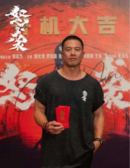 港星安志杰定居美国,与小11岁模特妻儿女双全,一家四口颜值高