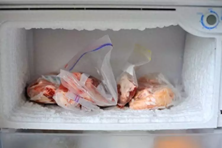 深度揭秘（塑料袋装菜放冰箱好吗）用塑料袋装菜放冰箱冷藏有什么坏处，装菜塑料袋放冰箱，有毒致癌？实验揭晓真相哪吒2：看懂鹤童被踩掉裙子，才懂她拜无量仙翁为师原因，塑料袋，