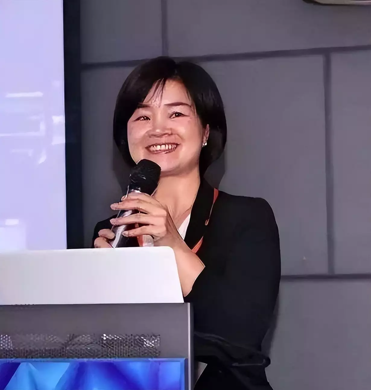 她从护士逆袭到深圳女首富,手握10000项专利,每年赚走苹果100亿他身高不足一米五,21岁升为红军军团长,麾下有一位大将叫粟裕 她从护士逆袭到深圳女首富,手握10000项专利,每年赚走苹果100亿他身高不足一米五,21岁升为红军军团长,麾下有一位大将叫粟裕