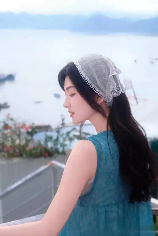 梁洁引领蓝色潮流风尚：两种三角巾搭法，甜美如初恋般清新周一围家世背景显赫，母亲真实身份是大校军衔，朱丹真会挑老公