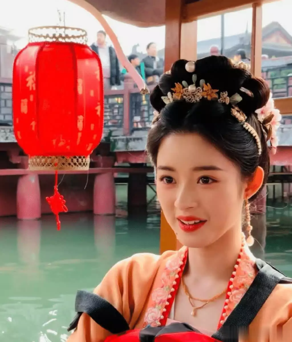 黄杨钿甜复刻古力娜扎出道方式,北电考场外被拍撞脸刘敏涛 黄杨钿甜复刻古力娜扎出道方式,北电考场外被拍撞脸刘敏涛