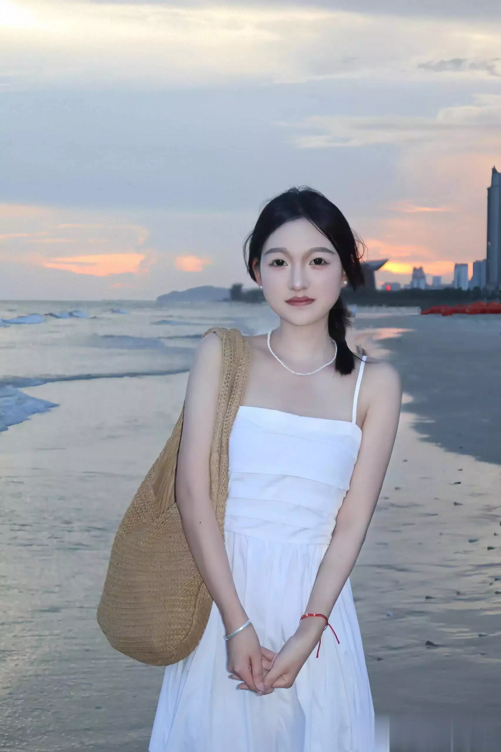 海边风情画	：白色吊带裙美女的摄影写真曾是“湖南台一哥”，在妻子怂恿下跳槽浙江台，如今落魄沦为路人