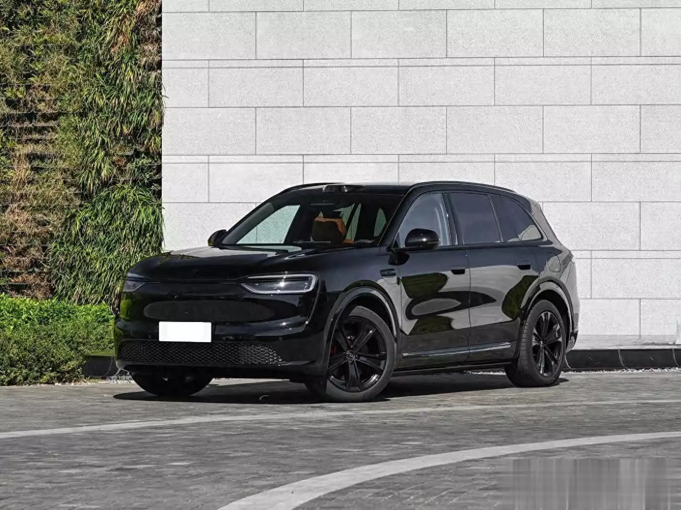 问界中大型SUV不足28万起，还配备激光雷达和六座