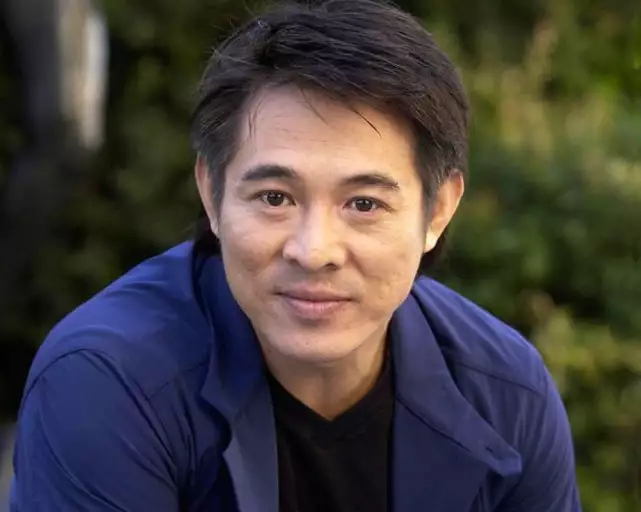 李连杰为老婆偿还债务，3年拍6部电影，拍完这一部后他离开了香港16年前，汶川女警揭衣露乳哺育9婴，归来连升四级，最后结局泪目