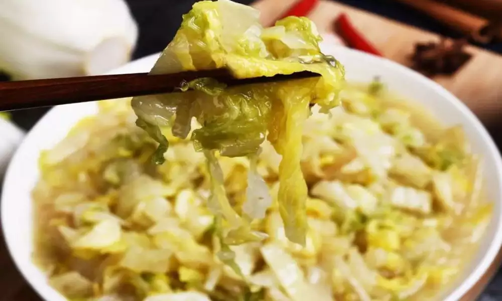 白菜真能降血糖？医生提醒：高血糖患者需留意，这4类食物要少吃