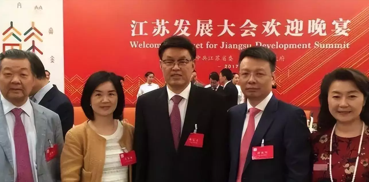 她从护士逆袭到深圳女首富,手握10000项专利,每年赚走苹果100亿他身高不足一米五,21岁升为红军军团长,麾下有一位大将叫粟裕 她从护士逆袭到深圳女首富,手握10000项专利,每年赚走苹果100亿他身高不足一米五,21岁升为红军军团长,麾下有一位大将叫粟裕