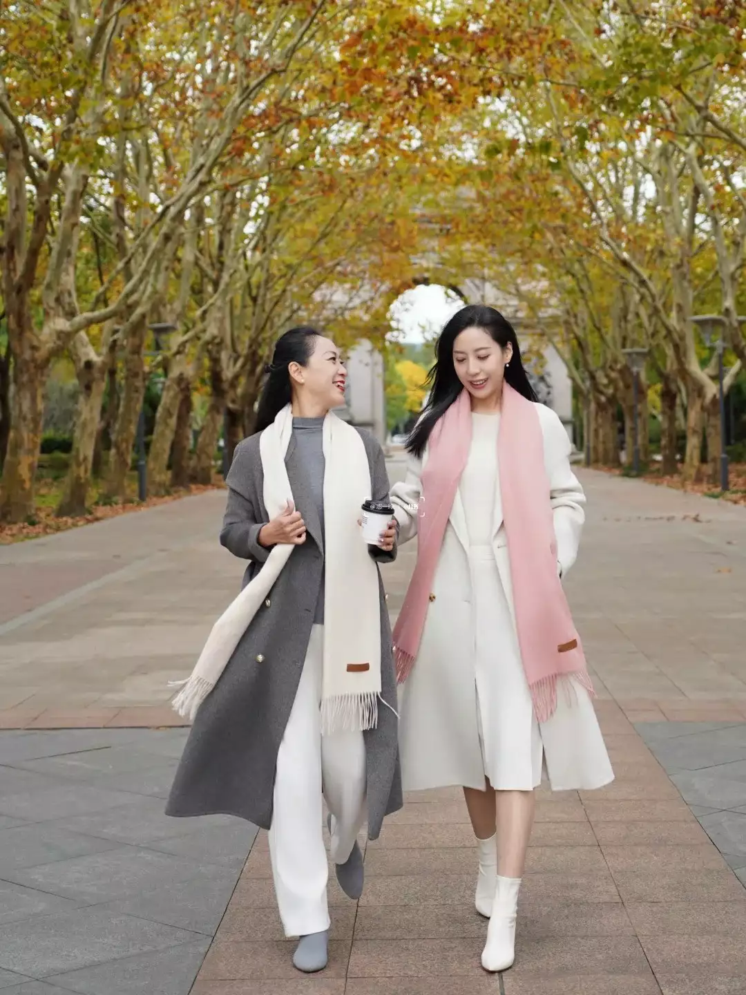 适合中年女性的冬季穿搭,裤子外套都选对,气质简约又高级王心凌机场照释出,豆绿短衫搭配蓝色加绒套装,时尚又可爱 适合中年女性的冬季穿搭,裤子外套都选对,气质简约又高级王心凌机场照释出,豆绿短衫搭配蓝色加绒套装,时尚又可爱