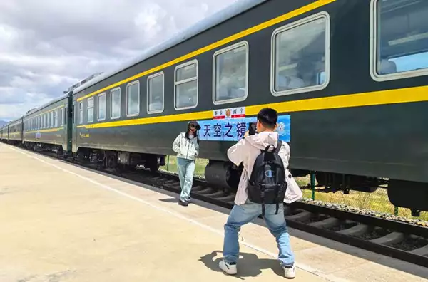 青海：“天空之镜号”便民旅游专列开行！直达茶卡盐湖景区嘎子哥谢孟伟后悔直播带货，坦言路人缘都败光了，流泪求网友原谅-第2张图片-海南百花岭热带雨林文化旅游区