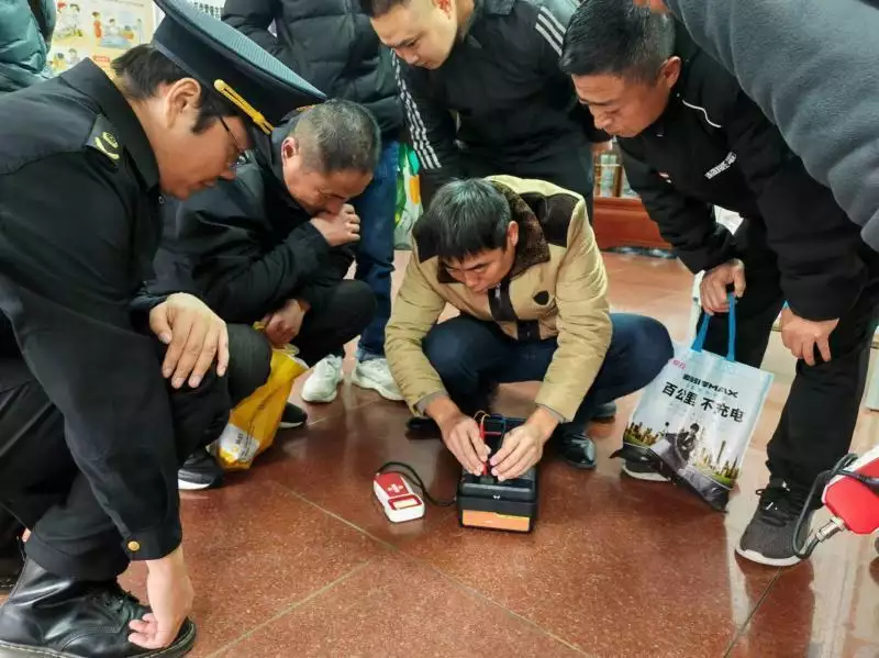 石景山区市场监管局开展电动自行车蓄电池公益检测培训保安溺毙鱼塘,警察调查无果,保险公司:他老婆曾给他买3份保险(图1) 石景山区市场监管局开展电动自行车蓄电池公益检测培训保安溺毙鱼塘,警察调查无果,保险公司:他老婆曾给他买3份保险(图1)