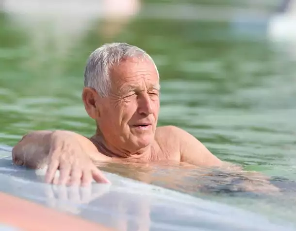 梦境深意，解析梦见给87岁老人洗澡的象征与寓意