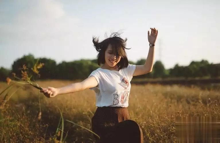 一个女人，这辈子能做好这3件事，说明她真的非常厉害80岁李谷一罕见露脸！身体消瘦、眼眶凹陷，与付笛声、任静再同框
