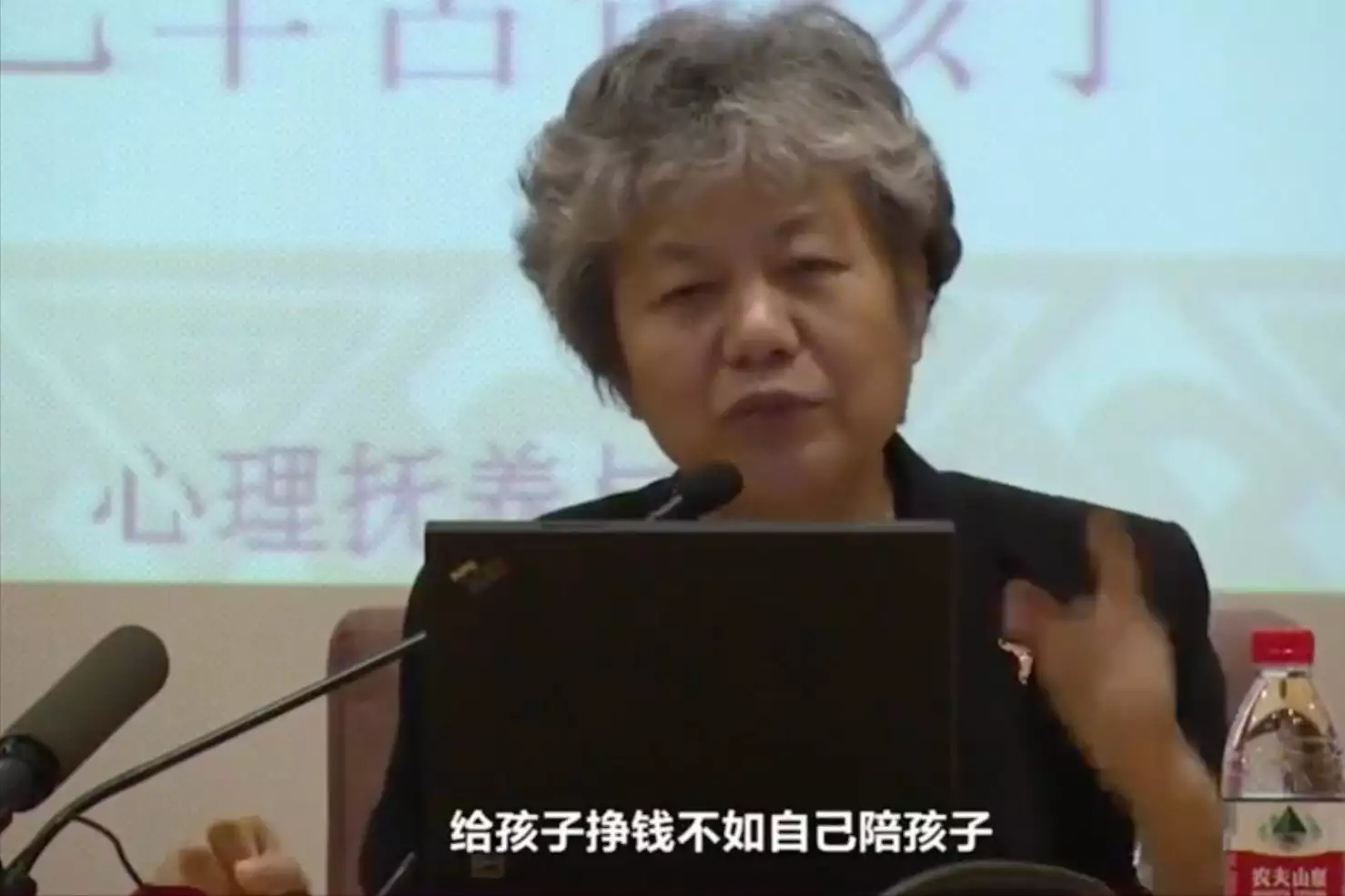 出去赚钱还是陪孩子?专家说的和宝妈完全不一样,到底该信谁贾静雯又矮又龅牙算不算大美女?看看她和高圆圆的合照你就有答案 出去赚钱还是陪孩子?专家说的和宝妈完全不一样,到底该信谁贾静雯又矮又龅牙算不算大美女?看看她和高圆圆的合照你就有答案