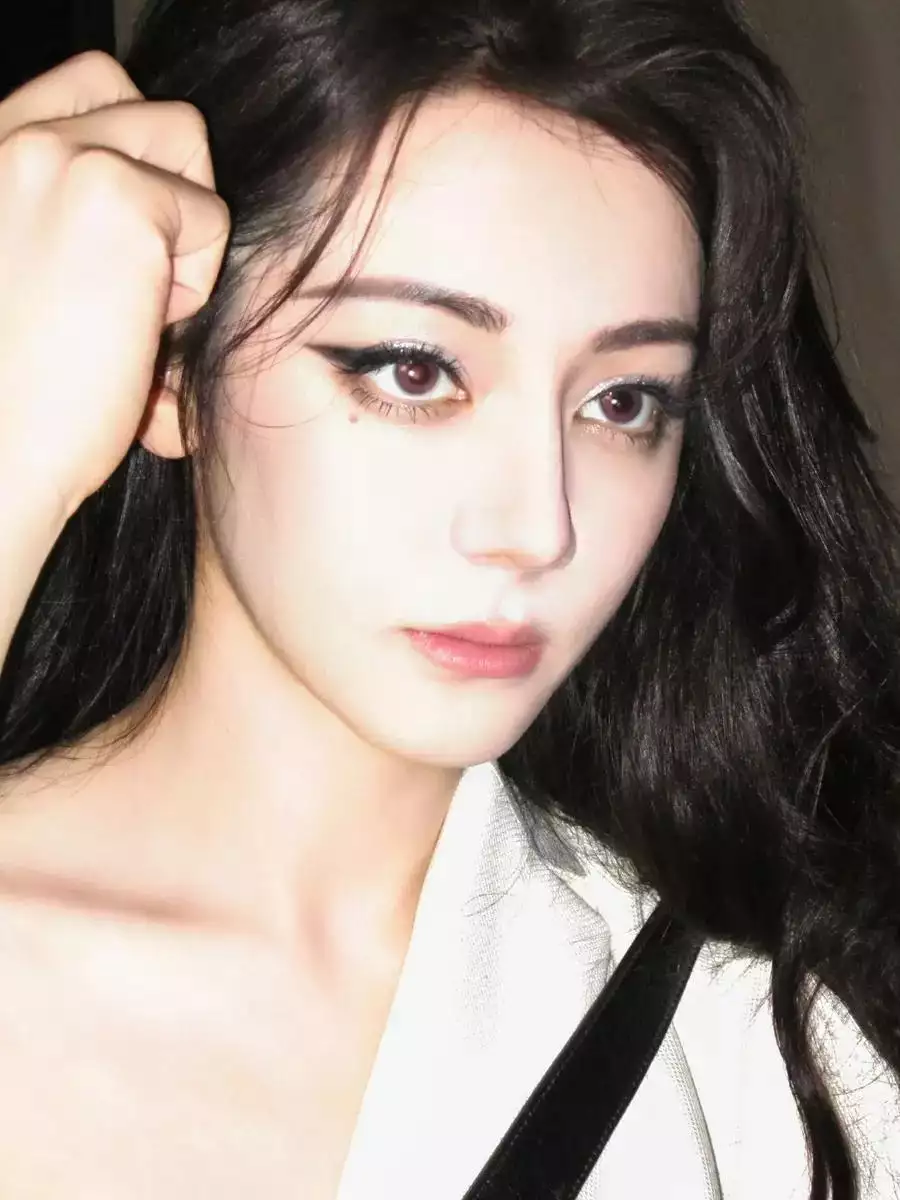 迪丽热巴美神营业!卡纸眼线暴击内娱 迪丽热巴美神营业!卡纸眼线暴击内娱