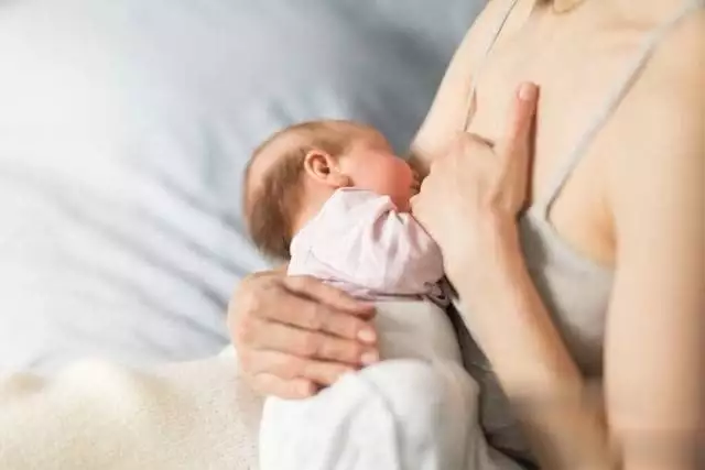 母乳喂养更顺畅：把握产后开奶黄金时间点，关键两个阶段不容忽视18年，江西女硕士被丈夫用拖鞋打死，死前求饶：我以后一定听话