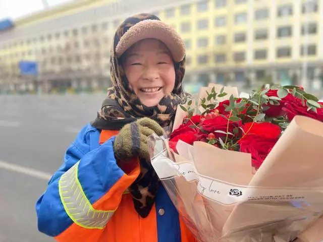 环卫工张印霞：“我头一次收到这么美的鲜花”